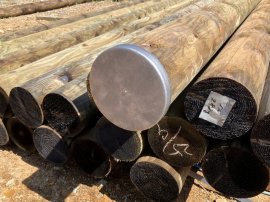 木杭先端部を鋼製の部材で保護