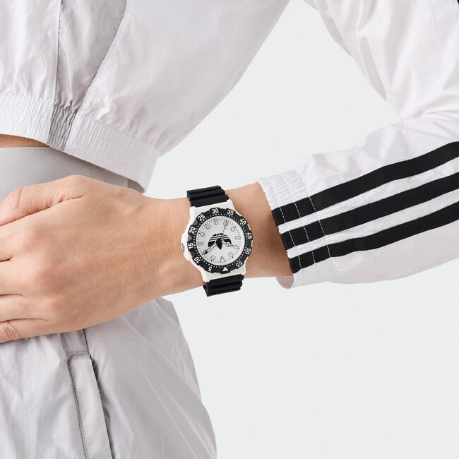 「adidas Originals(アディダス オリジナルス)」、A-GAME（最高のパフォーマンス）のための最新腕時計「Discoverer Two（ディスカバラー ツー）」を発売。