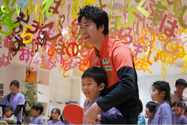 オリンピック金メダリスト・水谷隼さんが園児に卓球の楽しさを直接指導!