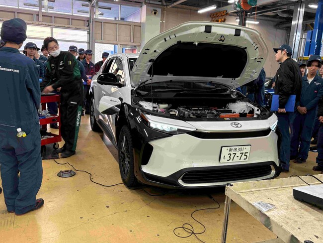 【専門学校 新潟国際自動車大学校】日本の未来を支える電気自動車。その最先端を学ぶ～新潟トヨペット株式会社による特別授業～