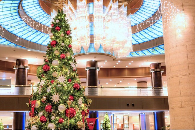 Welcome to our hotel！豪華客船をイメージした冬の装いへ。高さ約5mのツリーがメインロビーの水辺エリアに登場