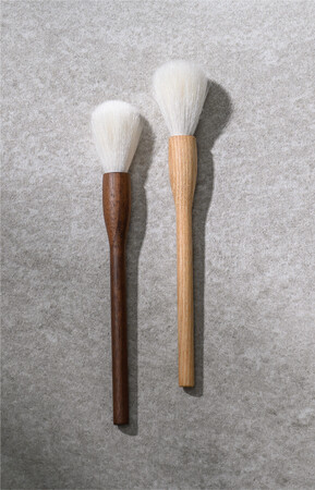 滝川のプライベートブランド『&T’s(アンドティーズ)』からアク抜き済みの山羊毛を使用した「&T’s マルチフェイシャルブラシ」が新発売