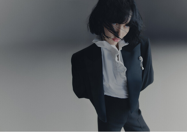 H&M Studioから、大胆な“ニュー・ロマンティック”の精神を讃えるHoliday Capsule Collectionを発表