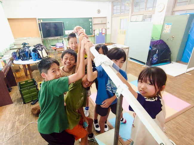 東唐津小学校でアップサイクル授業を実施｜ペットボトルキャップから“持久走大会メダル”を制作し、循環型社会を楽しく学ぶ