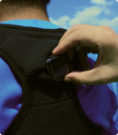 ベストの背中にアップルウォッチを入れるシーン ベストの背中にアップルウォッチを入れるシーン