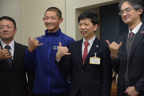 地元の声援を力にプロの世界へ、巨人育成3位指名の豊橋中央高・松井蓮太朗選手が市長を表敬訪問