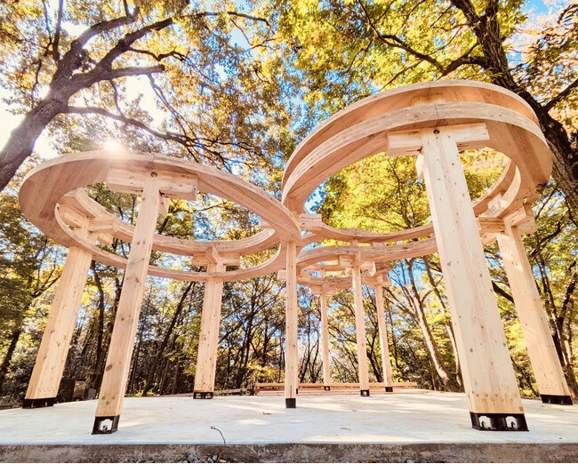 エヌ・シー・エヌ、非住宅木造建築フェア展示躯体を「Wood Structure Artの森」に寄贈