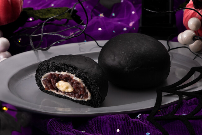 『ディズニーヴィランズ』のダークで魅力的な世界観をイメージ「黒いくりーむパン あんバター」ブラックフライデーより順次発売