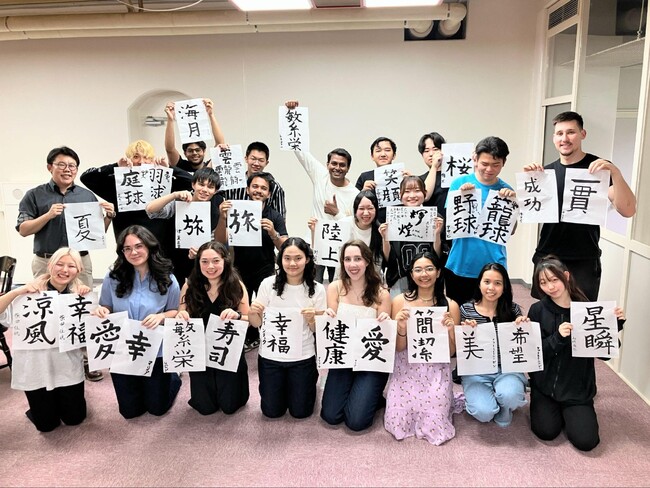 名古屋商科大学、世界の留学生が日本の心に触れる-書道体験イベントを開催