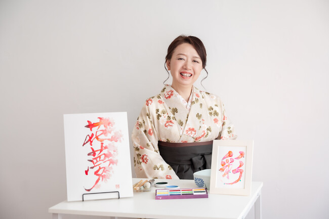 デジタル時代だからこそ、手書きのぬくもりを。書・水墨・日本画を融合した、彩り文字アートの学び。