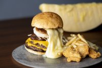 【コートヤード・バイ・マリオット 白馬】信州郷土料理×信州和牛の贅沢バーガーが今冬も登場
「信州和牛とラクレットチーズのハンバーガー」を発売