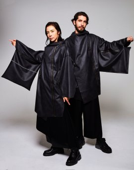 コートストール［登録意匠］＋キモノ袖になるクッションカバー［登録意匠］着用イメージ