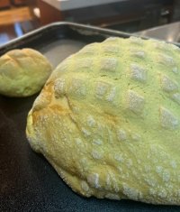 ＜TV話題のパン屋＞通常の10倍！「超巨大メロンパン」が特賞！ガラポン感謝祭で“永久割引トートバッグ”も登場