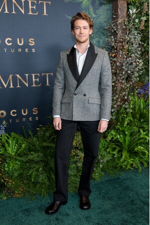 【Dior】ディオールを纏うセレブリティ：ジョー・アルウィン @映画『ハムネット』プレミア