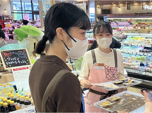 学生考案「若者に親しみやすいレシピ」をスーパーの売り場で試食提供