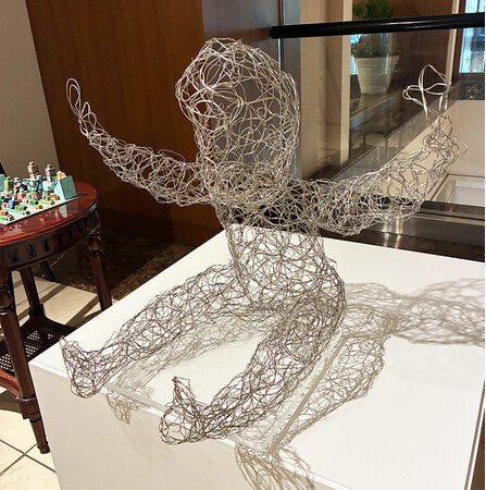 【ロイヤルパインズホテル浦和】未来を抱きしめるSDGsアート ― 赤ちゃんをかたどった彫刻「Hug」で触覚体験。流木とドライフラワーで創る、サステナブルなクリスマスの森。