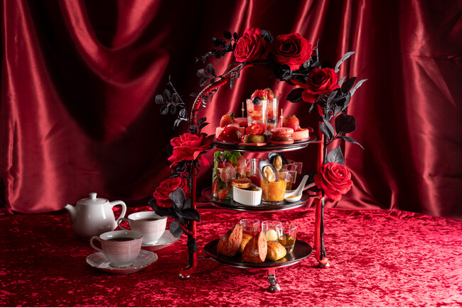 【リーガロイヤルホテル東京】赤いバラと黒いとげに彩られた苺のアフタヌーンティー「Fraise et rose rouge（フレーズ・エ・ローズルージュ）」
