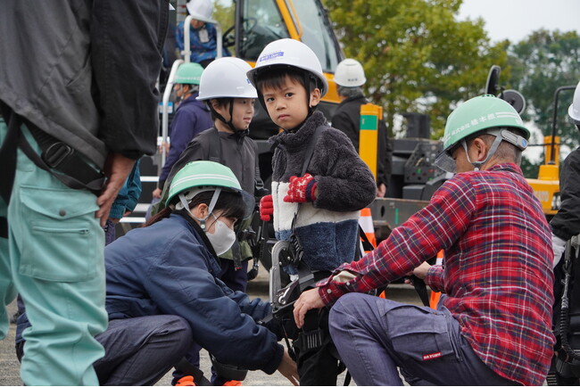 小学生が“はたらくじどう車”の運転席へ！橋本組が大井川東小で出張授業を開催