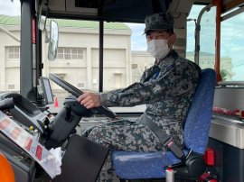 大型路線バスの運転を体験する自衛官の様子