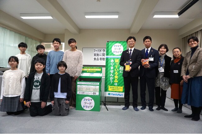 ファミリーマートと埼玉県 さいたま市立常盤北小学校にて「ファミマフードドライブ」を実施！ お寄せいただいた食品は70点に ～授業で学び、社会貢献を実践～