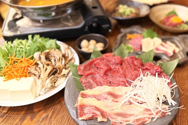 冬の定番鍋を馬肉で！馬肉の旨みが染み渡る冬限定『はりはり鍋コース』提供開始！【大衆馬肉酒場 馬王 堺筋本町店】