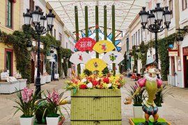 テーマパークの華やかな門松 テーマパークの華やかな門松