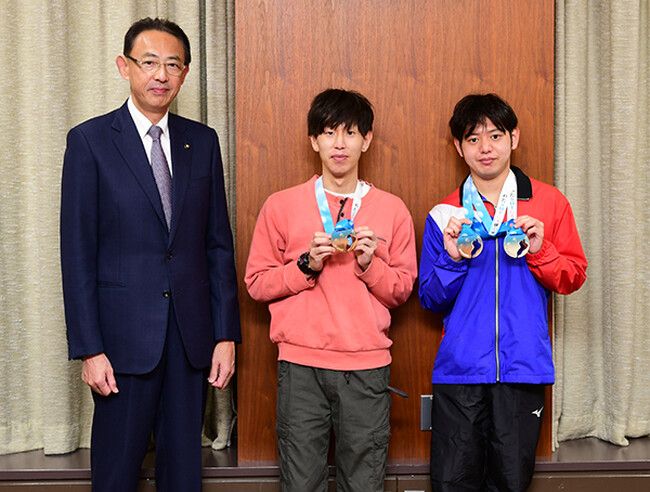 高槻市在住の2選手が全国障害者スポーツ大会優勝を市長に報告