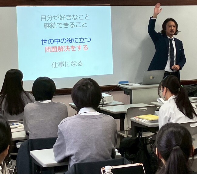 山口 貴大（ライオン兄さん）が東京・桜丘高校のグローバルスタディコースで金融教育の特別授業を行いました