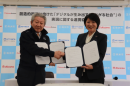 <締結式の様子 左から、珠洲市長 泉谷 満寿裕、ドコモ 北陸支社長 出井京子> <締結式の様子 左から、珠洲市長 泉谷 満寿裕、ドコモ 北陸支社長 出井京子>