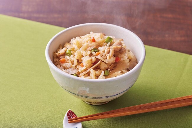 国産大麦入りの和風炊き込みごはん“鶏ごぼうめし”が新登場！国産原料にこだわるプライベートブランド「自然派Style」の冷凍食品に仲間入りしました。