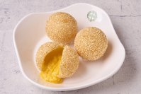 ミシュラン獲得の香港点心専門店「添好運（ティム・ホー・ワン）」期間限定スペシャルメニュー「カスタード胡麻団子」