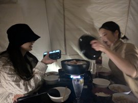 こたつで鍋を囲んで こたつで鍋を囲んで