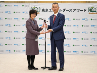 東京都から表彰状およびトロフィーが授与されました 3年連続東京エコビルダーズアワード受賞
