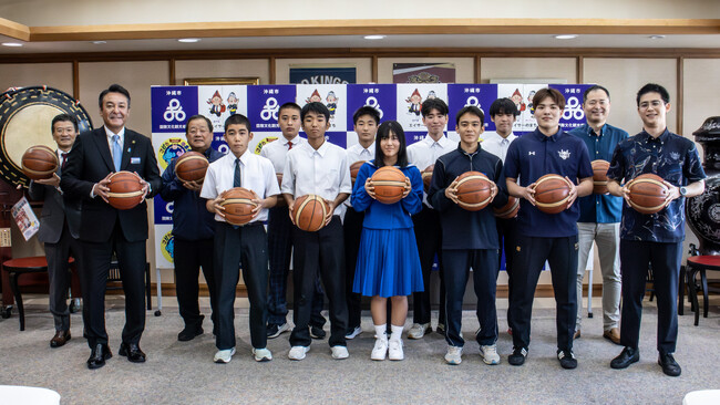 ホームタウン沖縄市内の中学校へバスケットボール寄贈