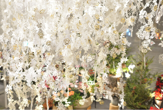 再エネ100％電力のサステナブルなクリスマスツリーも登場。日比谷花壇 日比谷公園本店で極上のバラとペーパーアートが織りなす「ローズ・ノエル」インスタレーションが12月1日から開催。