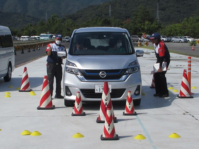【JAF広島】公道では体験できない“急ブレーキ”や“スラローム”を実践　ＪＡＦ広島が交通安全講習会を開催