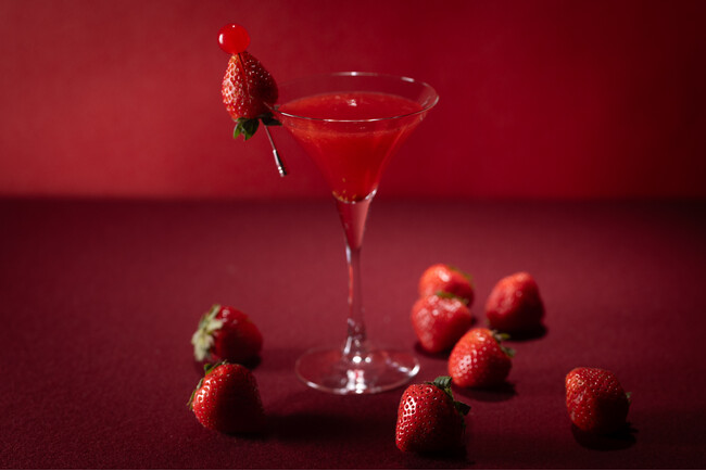 真っ赤な苺を贅沢に使用したロゼシャンパーニュのカクテル