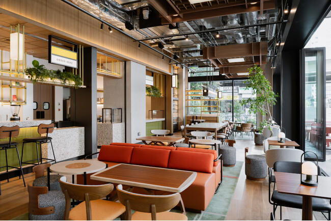 開業2カ月【キャプション by Hyatt 兜町 東京】シェフ創作の月替わりクラフトバーガー企画をスタート