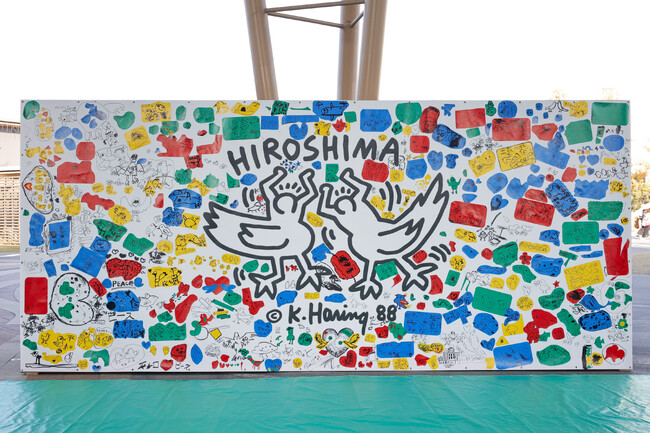 キース・ヘリングの平和への願いを未来へつなぐ特別イベントを開催！広島で250人の子どもたちが描いた「平和のバナー」が完成
