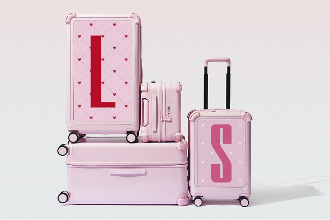 「CASETiFY Travel」バウンス スーツケース シリーズに新色「グロッシー プリムローズ ピンク」が登場
