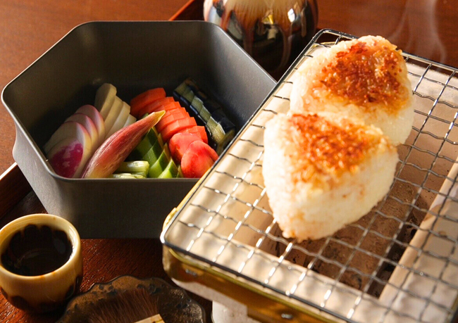 浅草に“焼きおにぎり”体験が誕生。創業230年・河村屋プロデュースの茶屋「八重乃香」にて提供開始