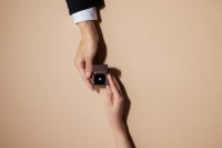 ホリデーシーズンのサプライズプロポーズには最上級の輝きをクリスマスまでに間に合う「ダイヤモンドプロポーズ」