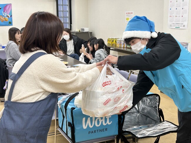 Woltが協賛企業とともに札幌の子ども食堂へクリスマスのお食事やお菓子をデリバリー「Wolt ブルーサンタプロジェクト 2025」