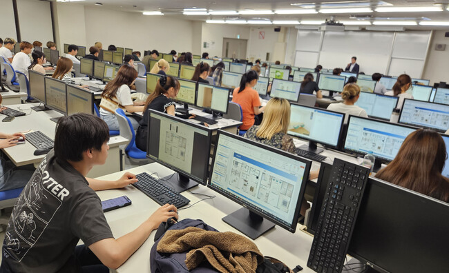 【産学連携】建築設計の未来を拓く！九州産業大学にて「3D-CAD」と「生成AI」を融合させた実務型特別授業を開催