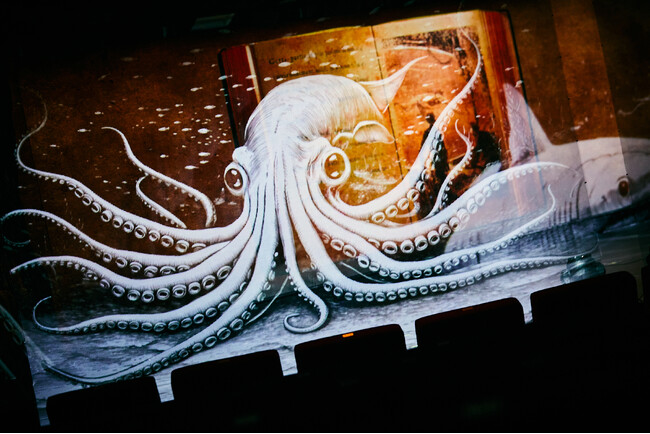 一旗プロデュース「飛鳥III オリジナルイマーシブアーツ」のプログラム「Deep Ocean」の公式記録写真を公開。クルーズ船「飛鳥III」の「リュミエールシアター」でロングラン上映中。