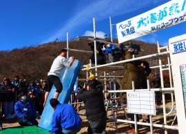 氷柱しがみ付き競争(2025年1月26日撮影) 氷柱しがみ付き競争(2025年1月26日撮影)