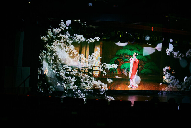 一旗プロデュース「飛鳥III オリジナルイマーシブアーツ」のプログラム「Timeless Japan Art」の公式記録写真を公開。「飛鳥III」の「リュミエールシアター」でロングラン上映中。