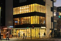 関内の夜空を照らす冬のシンボル今年も輝く高さ約12mのクリスマスツリー　『ロデオドライブ横浜関内店』