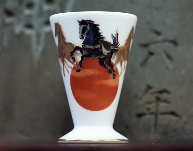 新年、午年を大倉陶園 作「干支の酒杯」と共に迎える。世界最高級の磁器を追求するメーカーへの特注品です。