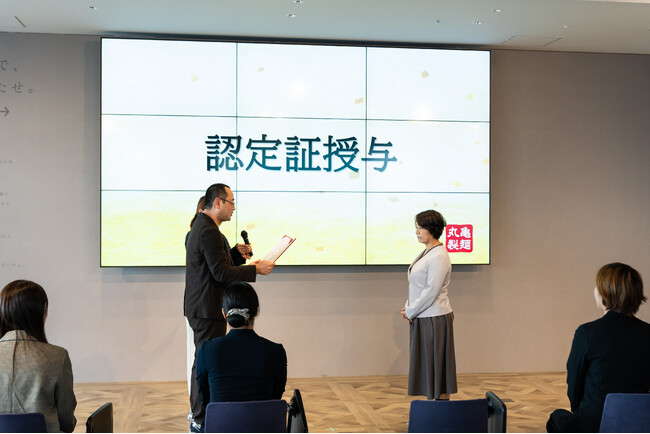 トリドールHDが推進する「心的資本経営」、店舗での新制度が始動　丸亀製麺「ハピカンキャプテン」の認定式を開催